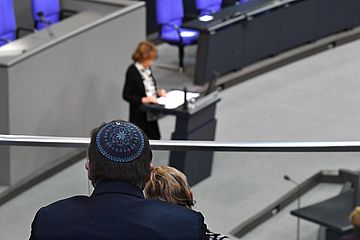 Der Bundestag hat am Mittwoch (27.01.2021) an die Opfer des Nationalsozialismus erinnert und den Blick auf das vergangene und aktuelle juedische Leben in Deutschland gerichtet. (Foto am Rednerpult: Charlotte Knobloch, Praesidentin der Israelitischen Kultu