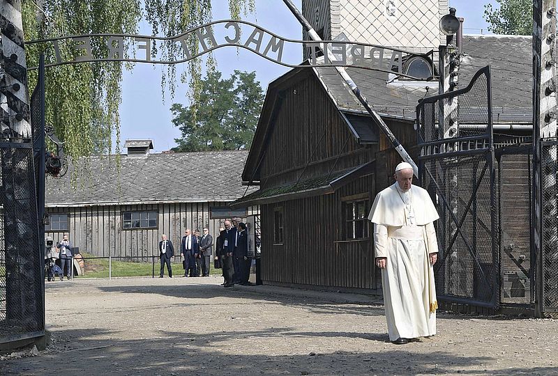 Schweigend besuchte Papst Franziskus das frühere Konzentrationslager in Auschwitz.