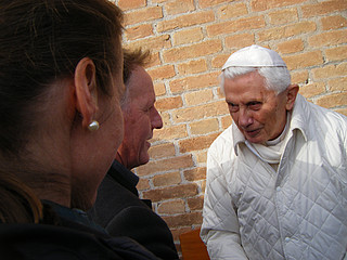 Paar im Gespräch mit Benedikt XVI. 