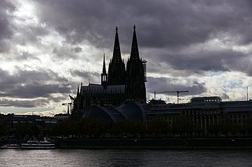 Dunkle Wolken über dem Kölner Dom