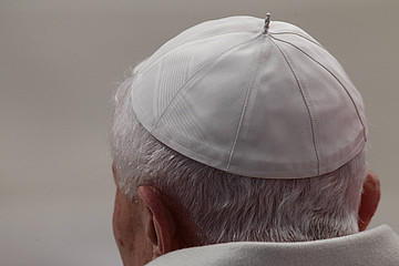 Hinterkopf von Papst emeritus Benedikt XVI. 
