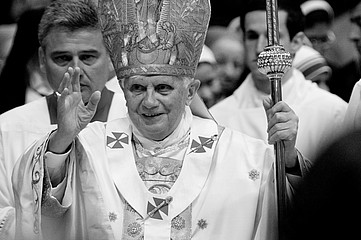 Papst Benedikt, der seine Hand lächelnd zum Segen erhebt
