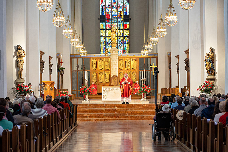 Kardinal Marx im gefüllten Liebfrauendom in München vor dem Altar