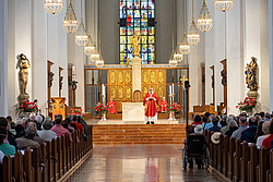 Kardinal Marx im gefüllten Liebfrauendom in München vor dem Altar