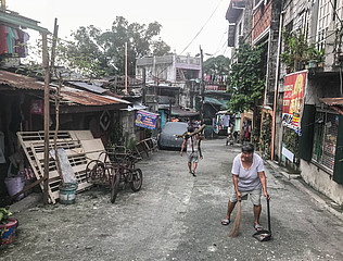 Straßenszene im Armenviertel Bagong Silangan in Manila, Philippinen