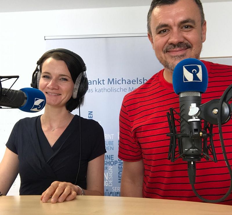 Unsere "München am Mittag"-Moderatoren Ivo Markota und Lydia Jäger hören Sie immer Montag bis Freitag zwischen 12 Uhr und 15 Uhr live im Münchner Kirchenradio.
