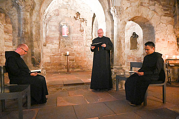Drei Mönchen im Gebet in der Krypta des ehemaligen Klosters Memleben.  