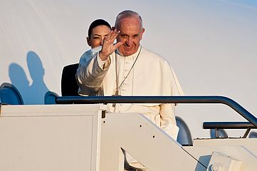 Papst Franziskus beim Einsteigen in ein Flugzeug. (Archiv)