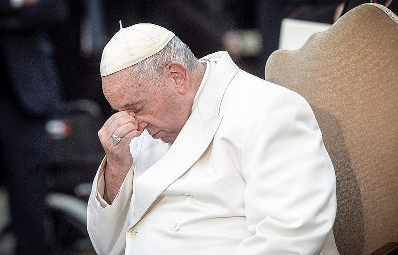 Papst Franziskus hat die Augen geschlossen und den Kopf gesenkt