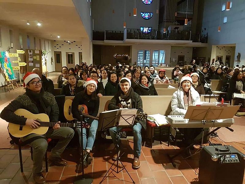 Filipinos in München beim gemeinsamen Gottesdienst.