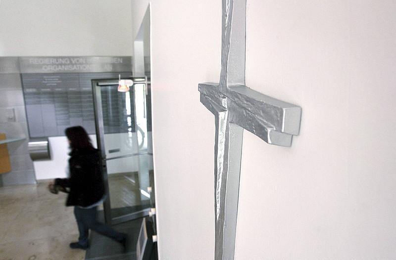 Im EIngangsbereich eines Gebäudes hängt ein Kreuz