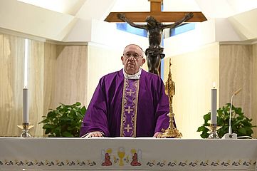 Papst Franziskus beim Gottesdienst feiern in seiner Residenz Santa Marta. 