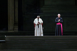 Papst Franziskus mit Kreuz