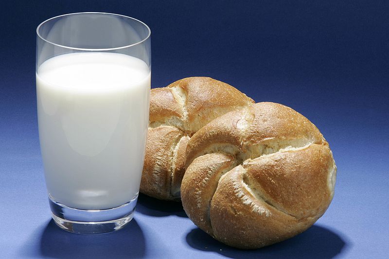 Glas Milch und zwei Semmeln