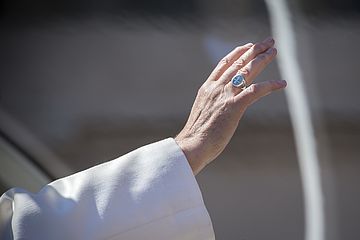 Segnende Hand des Papstes