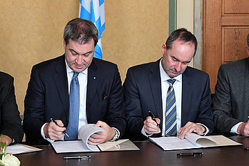 CSU-Chef Söder und Freie Wähler-Chef Aiwanger bei der Unterschrift des vorherigen Koalitionsvertrags 2018.