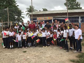 Gruppenfoto mit Kindern in Kolumbien