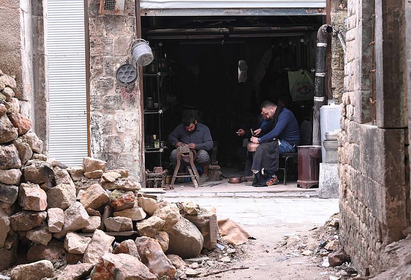 Kuperschmiede in Aleppo bei der Arbeit.