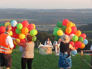 Luftballons vor dem Altar 
