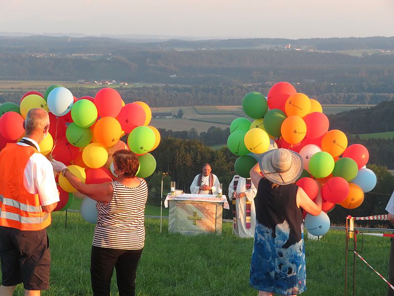 Luftballons vor dem Altar 