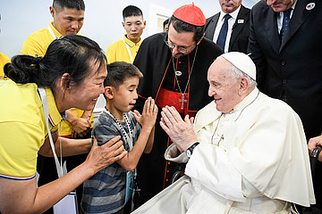 Papst Franziskus und ein Kind falten die Hände am 4. September 2023 bei der Einweihung des katholischen Sozialzentrums 