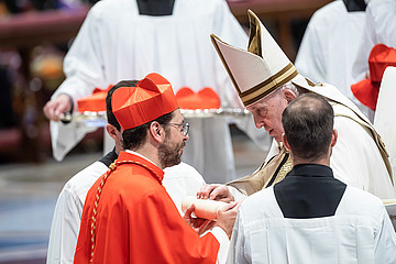 Kardinal Giorgio Marengo und Papst Franziskus reichen sich die Hände 
