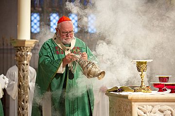Kardinal Marx schwenkt Weihrauch am Altar des Münchner Doms