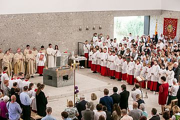 Nach zehn Jahren ist erstmals im Erzbistum München und Freising wieder eine Kirche an einem komplett neuen Standort geweiht worden.