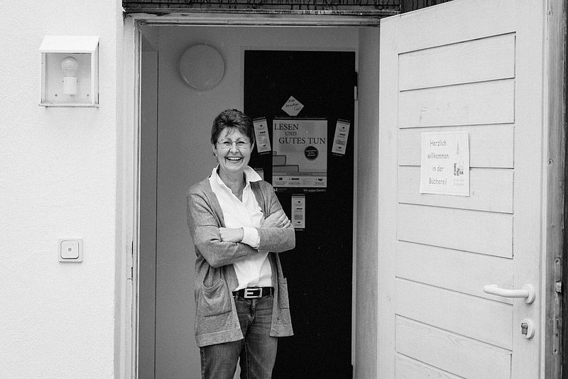 Marianne Bruckner vor der Tür der Bücherei.