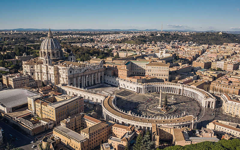 Blick auf Petersplatz und Peterdom in Rom von oben