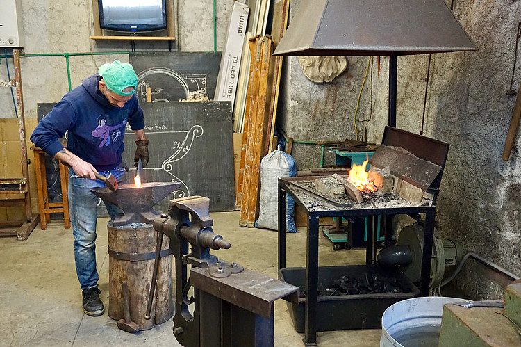 Metallkünstler Gjovalin Delia in seiner Werkstatt