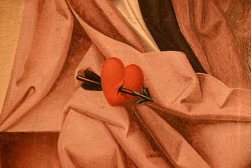 Detail eines Gemäldes, das ein Herz mit einem Pfeil darin zeigt