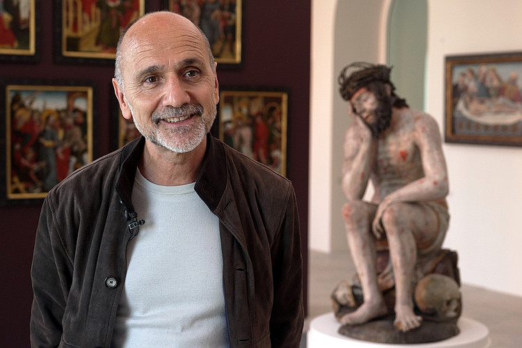 Direktor Christoph Kürzeder steht im Diözesanmuseum vor einer Jesus-Figur