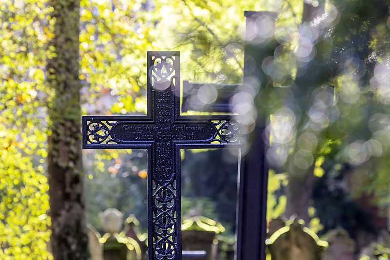Kreuze auf einem herbstlichen Friedhof