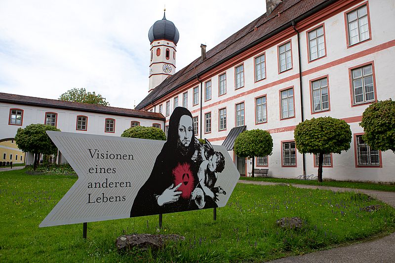 Schild zur Ausstellung vor dem Kloster Beuerberg