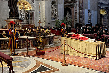 Aufgebahrter Leichnam von Benedikt XVI. im Peterdom