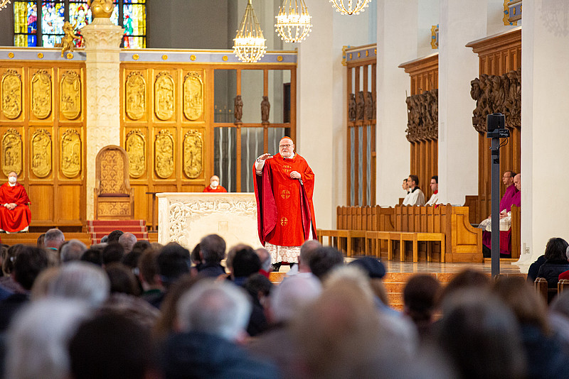 Kardinal Marx an Karfreitag im Münchner Liebfrauendom