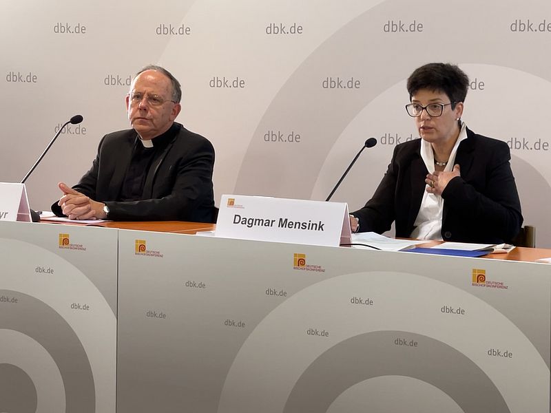 Dagmar Mensink, Leiterin des Forums "Juden und Christen" und der Erfurter Bischof Ulrich Neymeyr bei der Pressekonferenz in Fulda