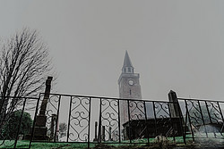 Kirchturm in Nebel