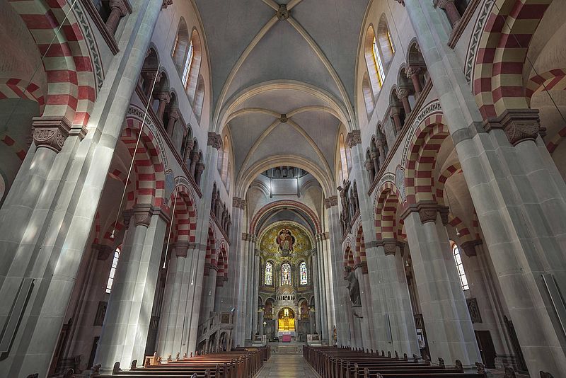 Das Kirchenschiff der Münchner Pfarrkirche Sankt Benno im neoromanischen Stil.
