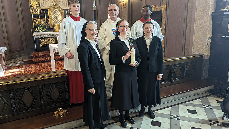 Drei Ordensschwestern mit einem Pärlaten und zwei Ministranten