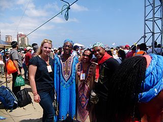 Caroline Auer (links) mit Afro-Ecuadorianern in traditioneller Kleidung