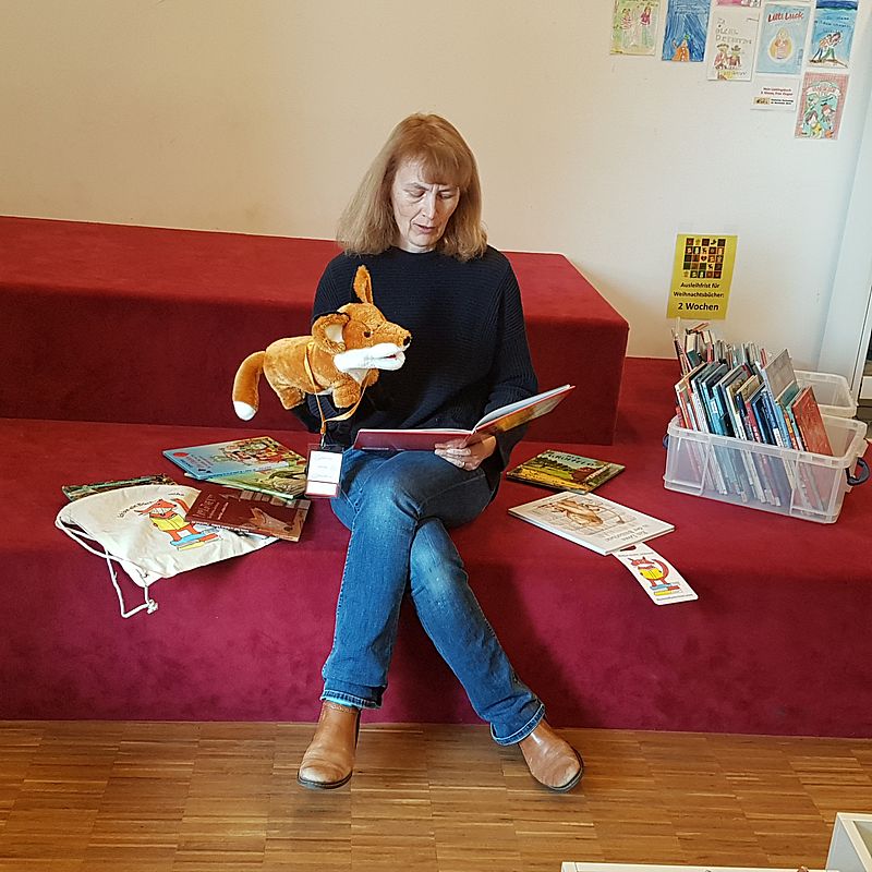 Der Lesefuchs beim Einsatz in der Bibliothek von Jeanette Grimes in Oberding bei Erding.