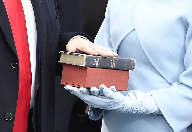 Donald Trumps Hände auf zwei Bibeln bei seinem Amtseid