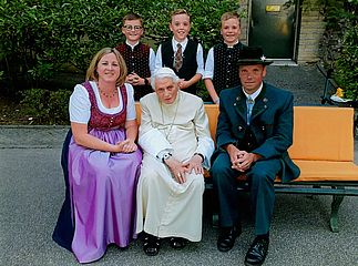 Evelyn und Martin Schmid aus Ruhpolding führten gemeinsam mit ihren drei Söhnen Georg, Benedikt und Rupert (hinten von links) ein persönliches Gespräch mit dem emeritierten Papst Benedikt XVI.