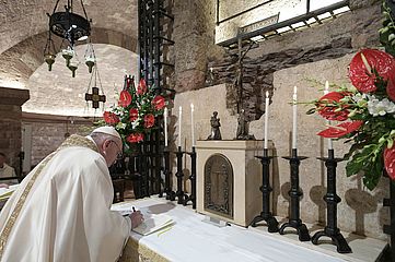 Papst Franziskus unterzeichnet die Enzyklika Fratelli tutti in Assisi.
