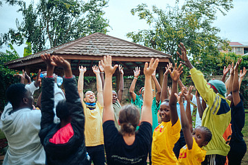 Schauspieler Klaus Steinbacher tanzt mit Kindern in Nairobi