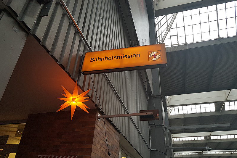 Stern und Schild auf dem "Bahnhofsmission" steht