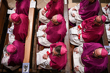 Bischöfe in den Kirchenbänken beim Eröffnungsgottesdienst der Frühjahrsvollversammlung der Deutschen Bischofskonferenz (DBK) am 19. Februar 2024 im Augsburger Dom 