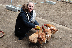 Magdalena Schön mit Hühnern